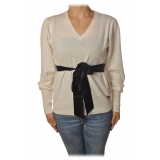 Twinset - V-Neck Sweater with Belt in Contrasting Color - White - Knitwear - Made in Italy - Luxury Exclusive Collection