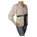 Twinset - V-Neck Sweater with Belt in Contrasting Color - White - Knitwear - Made in Italy - Luxury Exclusive Collection