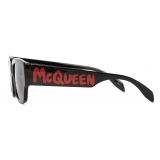 Alexander McQueen - Occhiali da Sole Rettangolari McQueen Graffiti - Nero Rosso - Alexander McQueen Eyewear