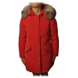 Woolrich - Piumino in Materiale Lucido con Cappuccio Bordato di Pelliccia - Rosso - Giacca - Luxury Exclusive Collection