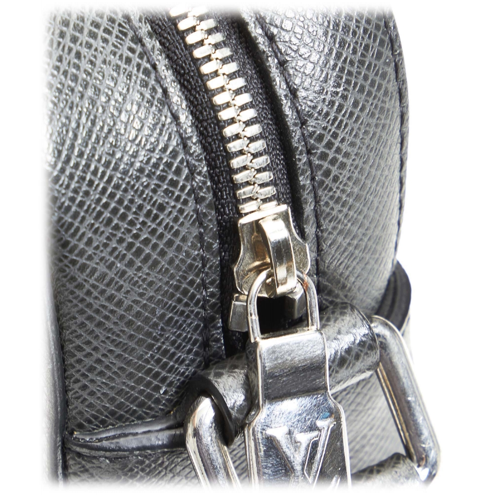 Louis Vuitton Taïga Anton Messenger MM - Black Messenger Bags, Bags -  LOU703162