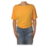 Patrizia Pepe - T-shirt con Manica Dettaglio Pence - Giallo - T-Shirt - Made in Italy - Luxury Exclusive Collection