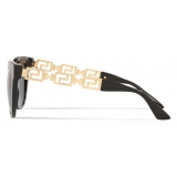 Versace - Occhiale da Sole Greca Vestibilità Aggiuntiva - Nero Oro - Occhiali da Sole - Versace Eyewear