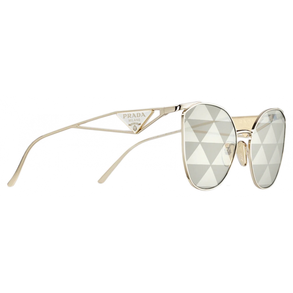 Óculos de sol em acetato da coleção Prada Symbole. O formato retangular  destaca os aros vang…