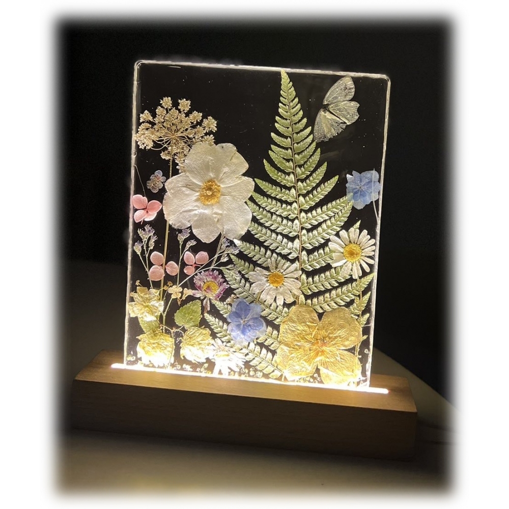 Natural Dried Flowers Resin Art Lamp, For Decoration at Rs 3000