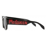 Alexander McQueen - Occhiali da Sole McQueen Graffiti Rettangolari da Uomo - Nero Rosso - Alexander McQueen Eyewear