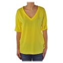 Liu Jo - T-Shirt Oversized con Scollo a V - Giallo - T-Shirt - Made in Italy - Luxury Exclusive Collection