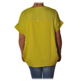 Liu Jo - T-Shirt Oversized con Motivo sul Collo - Giallo - T-Shirt - Made in Italy - Luxury Exclusive Collection