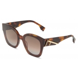 Fendi - Fendi First - Occhiali da Sole Squadrata - Havana - Occhiali da Sole - Fendi Eyewear