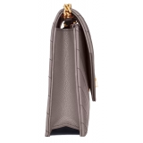 Yves Saint Laurent - Pochette Envelope con Catena Cassandre in Pelle Grain de Poudre - Nebbia - Exclusive Collection