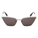 Alexander McQueen - Occhiali da Sole Cat-Eye in Metallo con Barretta a T da Donna - Argento Fumo - Alexander