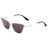 Alexander McQueen - Occhiali da Sole Cat-Eye in Metallo con Barretta a T da Donna - Argento Fumo - Alexander