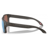 Oakley - Holbrook™ XS (Youth Fit) - Prizm Deep Water Polarized - Woodgrain - Occhiali da Sole - Oakley