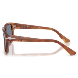 Persol - PO3366S - Terra di Siena / Blu - Occhiali da Sole - Persol Eyewear