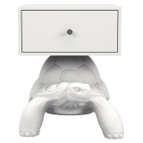Qeeboo - Turtle Carry Bed Table - Comodino Qeeboo by Studio Job - Arredo - Casa