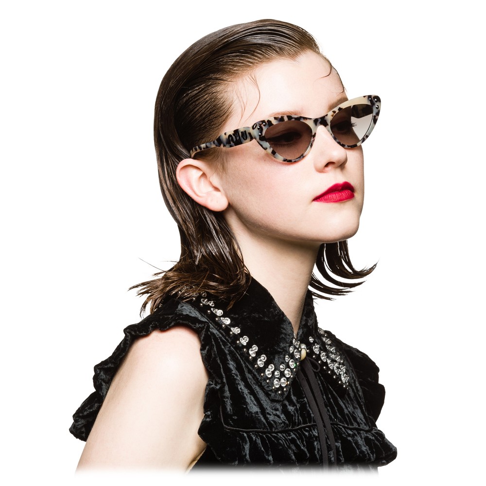 Stænke Biprodukt fortvivlelse Miu Miu - Miu Miu Catwalk Sunglasses with Crystals - Cat Eye - Havana Gray  Gradient - Sunglasses - Miu Miu Eyewear - Avvenice