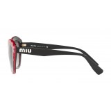 Miu Miu - Occhiali Miu Miu con Logo Stelle - Cat Eye - Rosso Grigio Sfumato - Occhiali da Sole - Miu Miu Eyewear