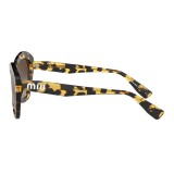 Miu Miu - Miu Miu Catwalk Sunglasses with Logo - Alternative Fit - Cat Eye - Havana Hazelnut - Sunglasses - Miu Miu Eyewear