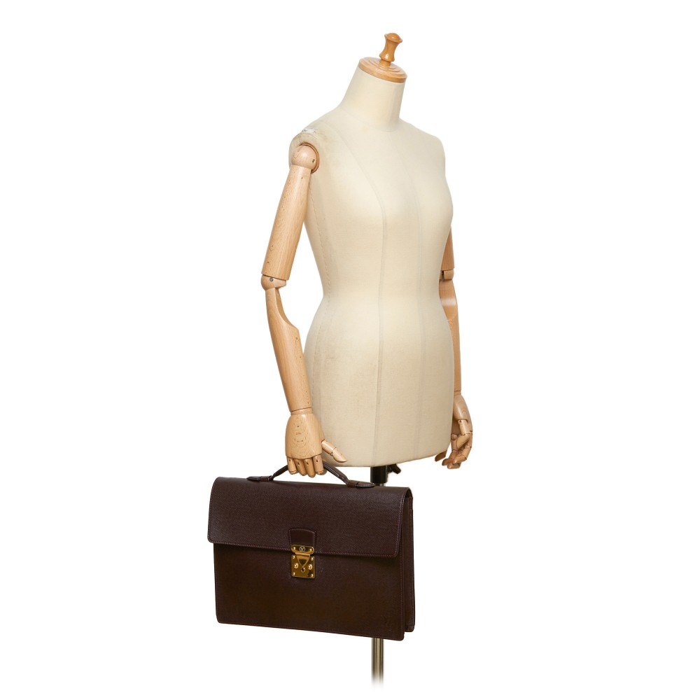 Louis Vuitton, A Taiga leather 'Minuto' Briefcase. - Bukowskis