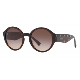 Valentino - Occhiale da Sole Tondo in Acetato con Stud - Marrone - Valentino Eyewear