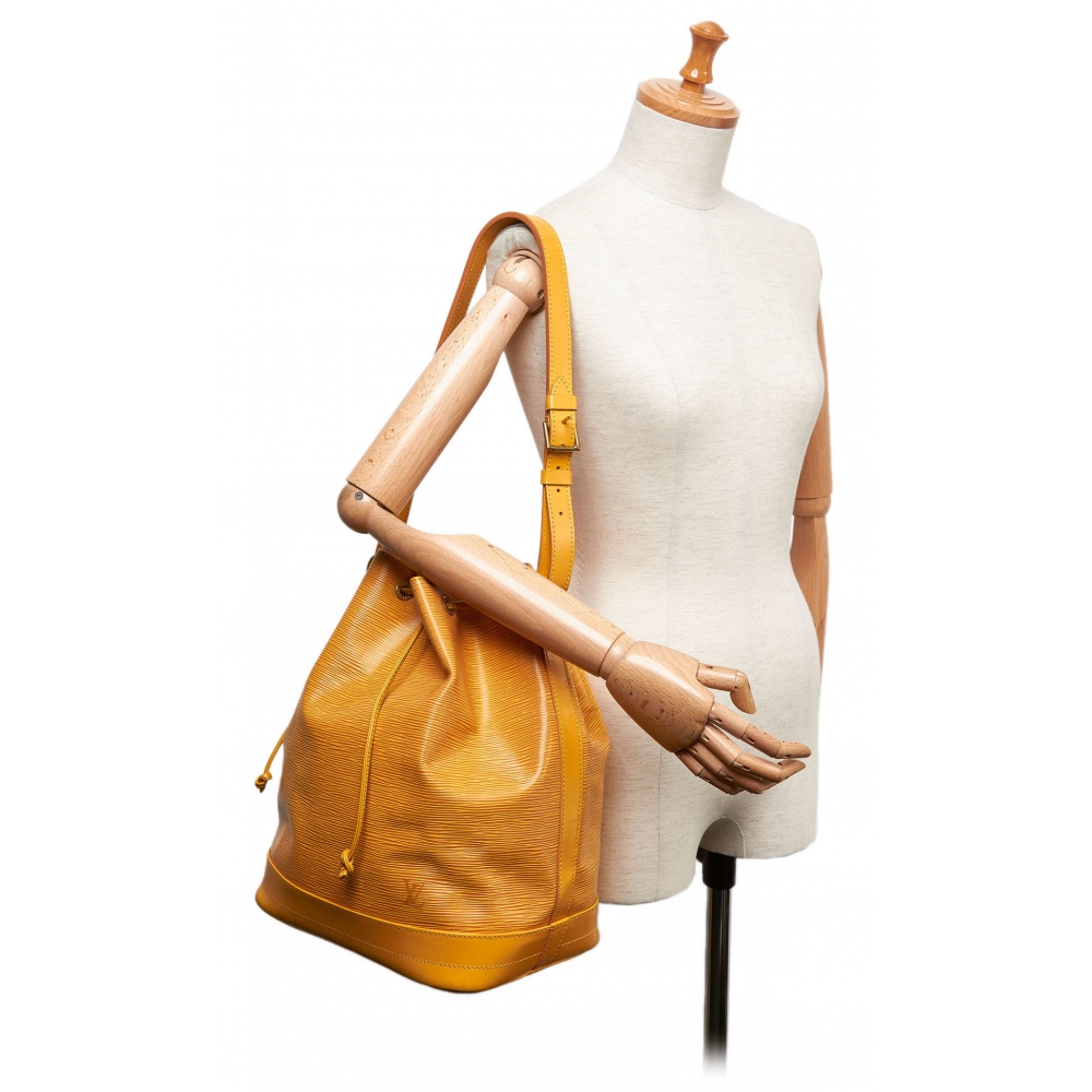 John Pye Auctions - LOUIS VUITTON, NOE YELLOW EPI SHOULDER BAG WITH YELLOW  LEATHER. ESTIMATED SIZE OF 24X26X18CM (ITEM INCLUDES A CERTIFICATE OF  AUTHENTICITY) AAW7181