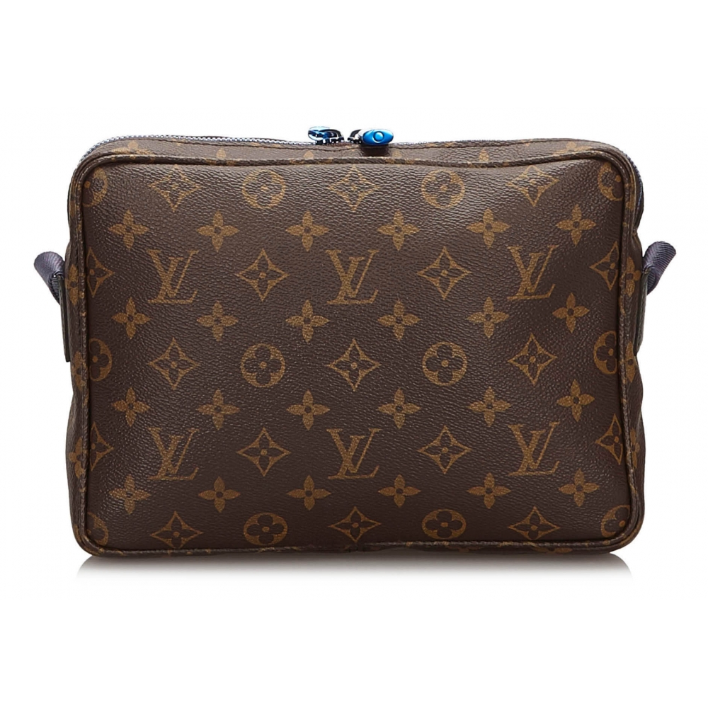 Louis Vuitton, Brown monogram canvas messenger bag. - Unique Designer Pieces