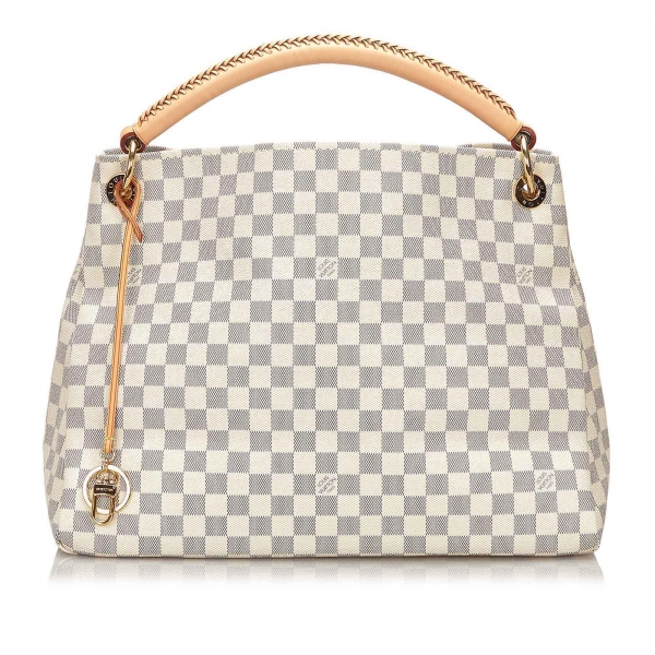 The Artsy MM features a damier azur canvas body, a rolled vachetta handle, an open top, and interior zip and slip pockets.