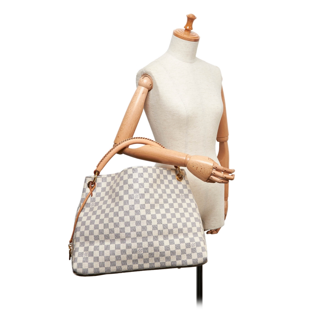 The Artsy MM features a damier azur canvas body, a rolled vachetta handle,  an open top, and interior zip and slip pockets. - Avvenice