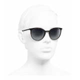Chanel - Occhiali a Farfalla da Sole - Marrone Scuro Grigio - Chanel Eyewear