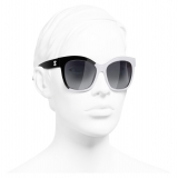 Chanel - Occhiali a Farfalla da Sole - Nero Bianco Grigio - Chanel Eyewear