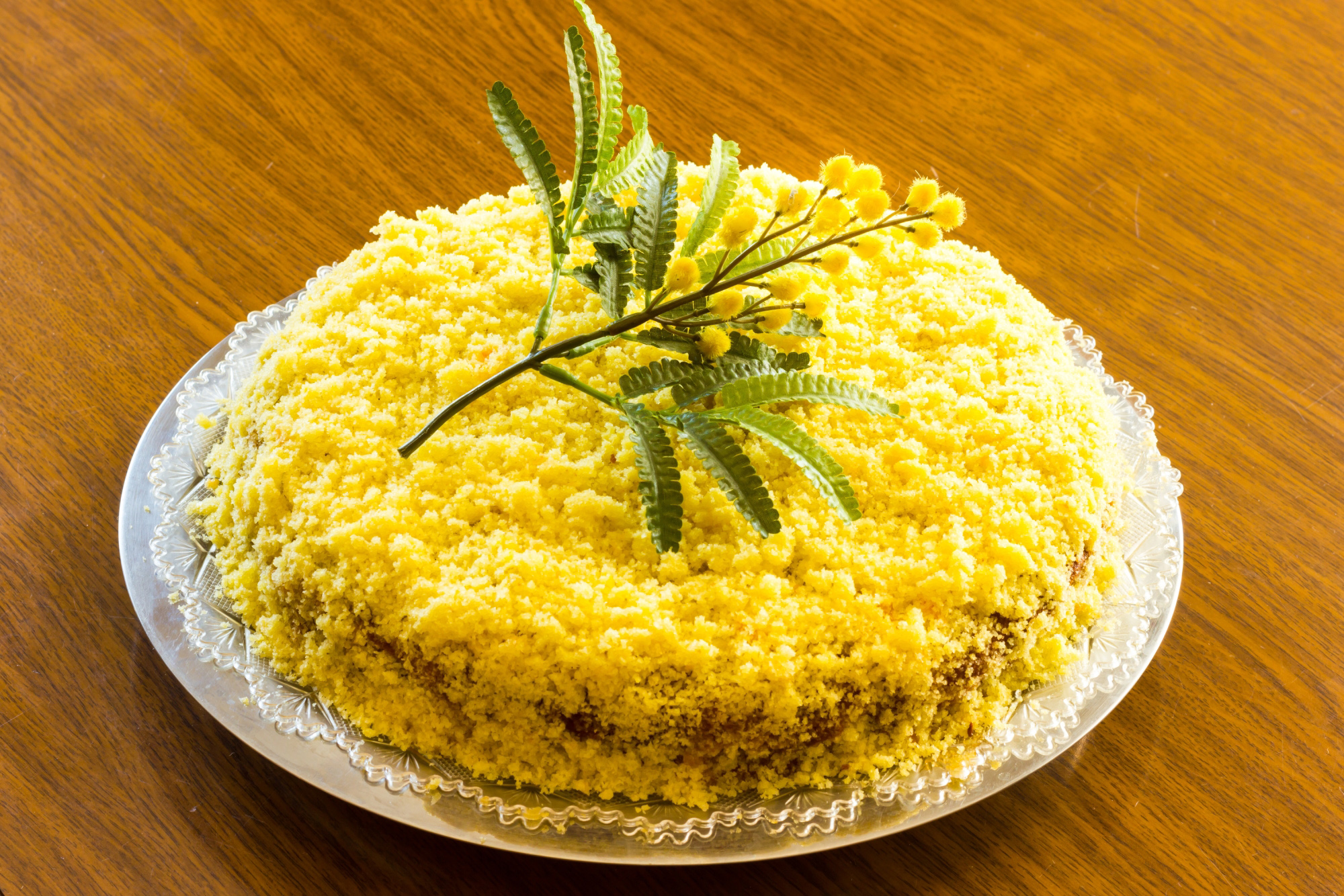 Почему продают мимозу. Мимоза в Италии. Итальянский торт Мимоза. Мимоза кремом на торте.